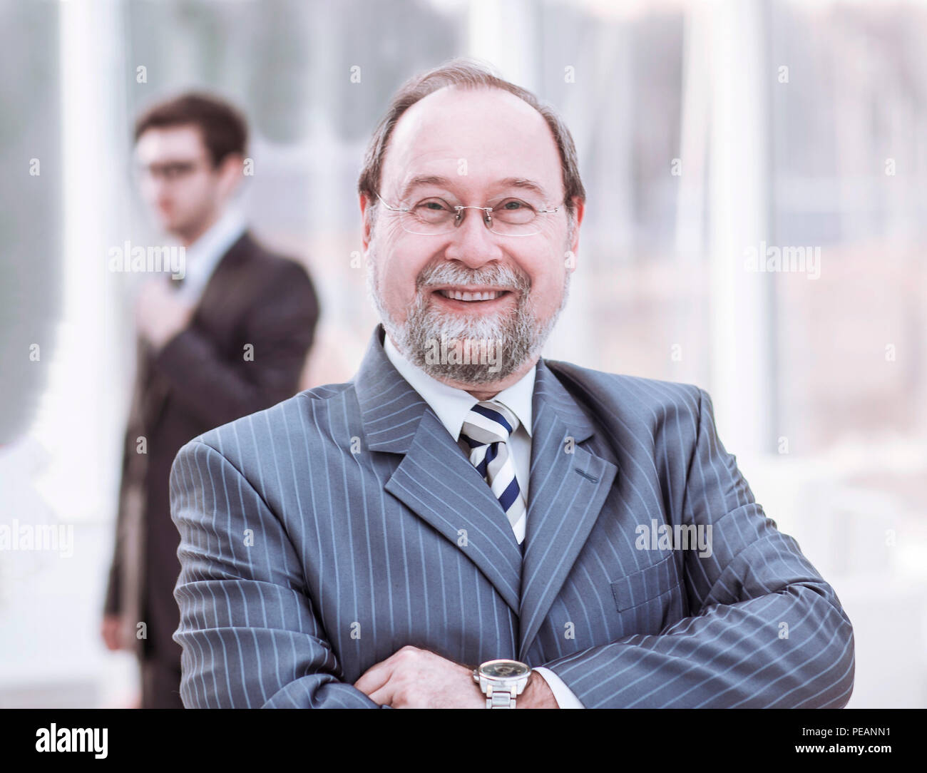 Empresario exitoso en el fondo brillante de la oficina. Foto de stock