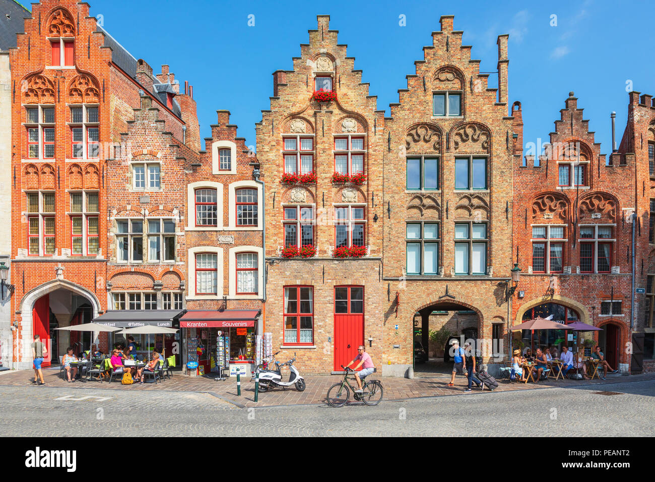 Cafés, restaurantes y tiendas cerca de Het Tolhuis Academiestraat y Jan Van Eyckplein, Brujas, Bélgica Foto de stock