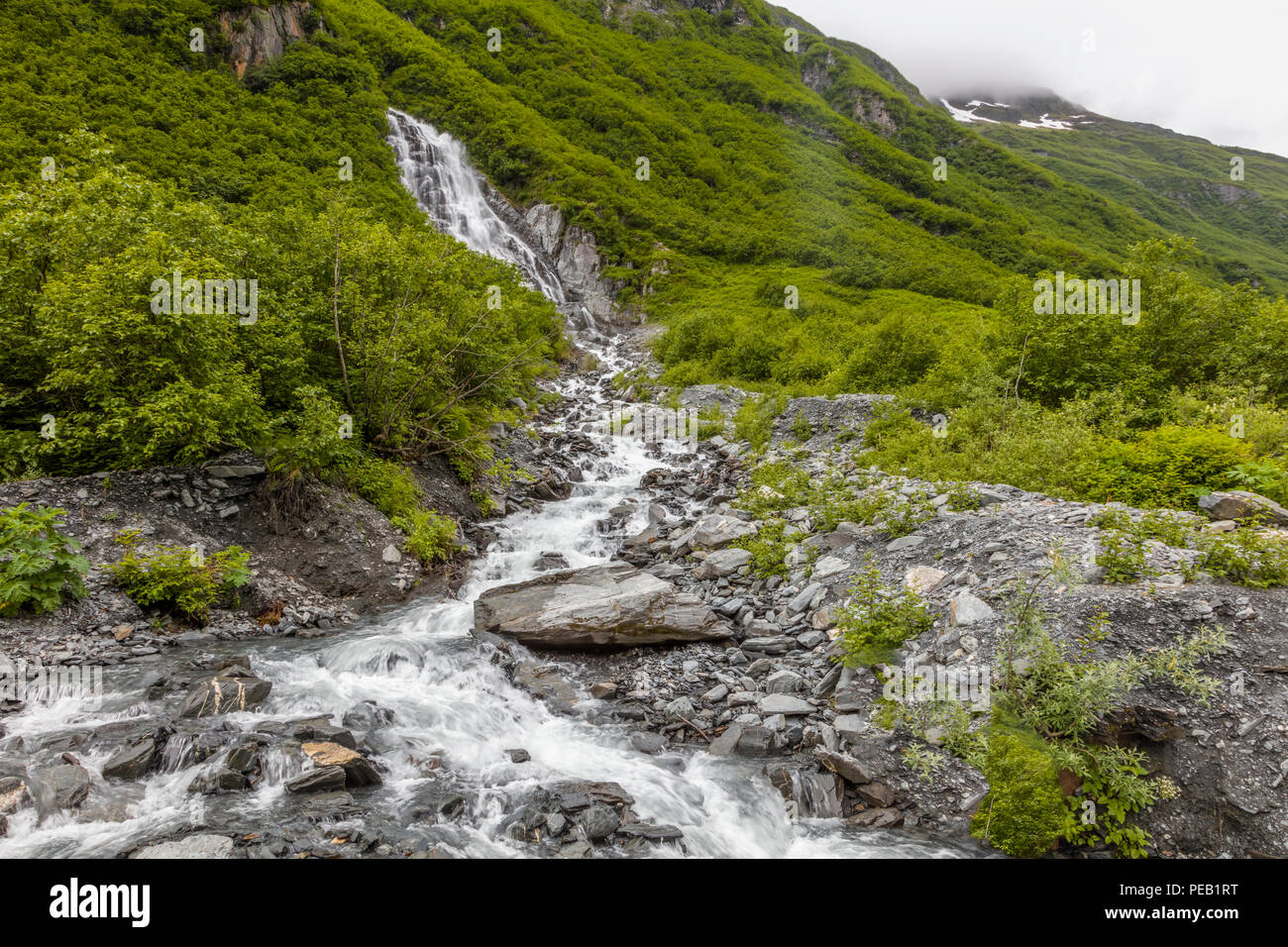 Las cascadas en las montañas en Valdez, Alaska Foto de stock