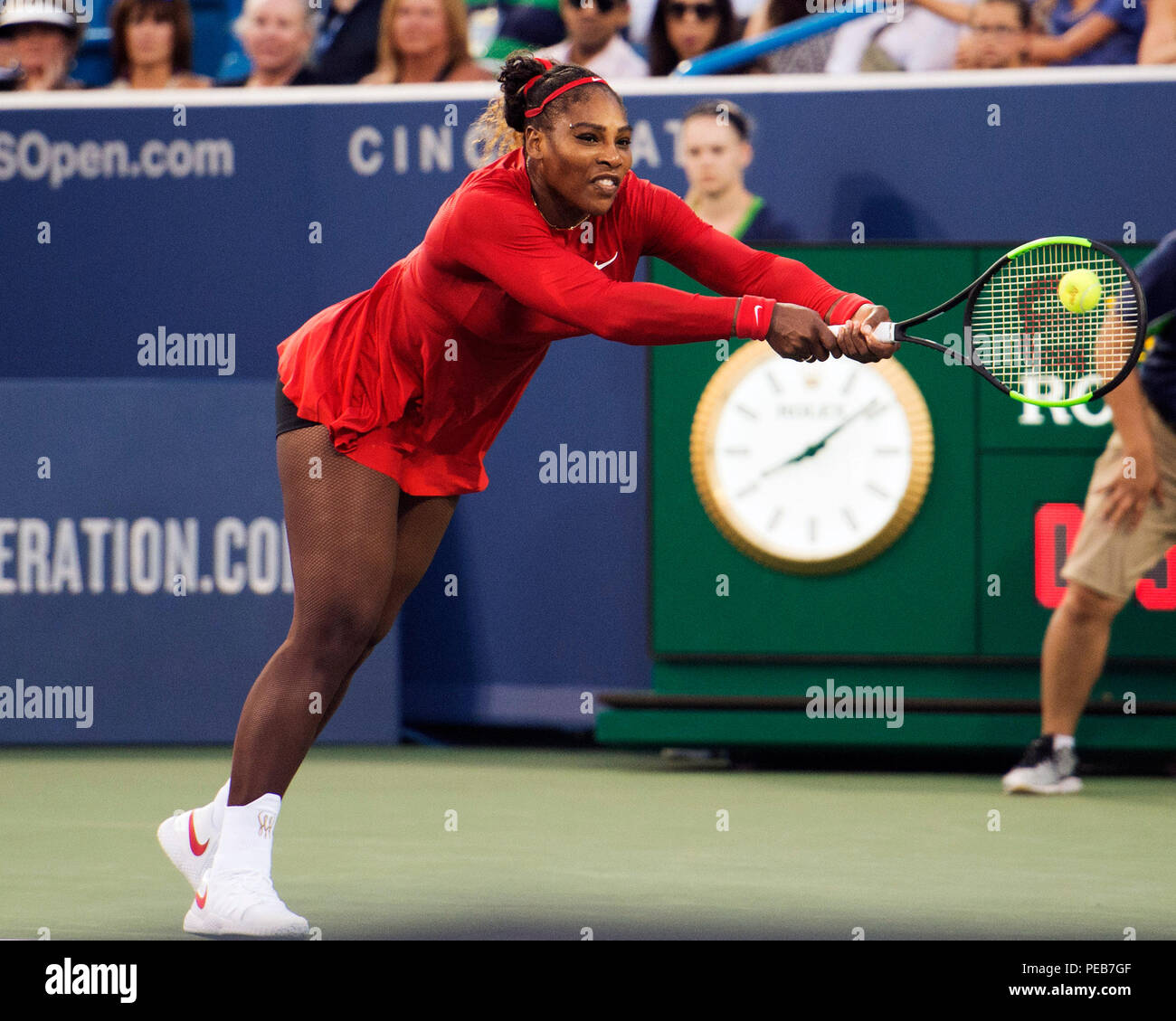 Mason, Ohio, Estados Unidos. Agosto 13, 2018: Serena Wiliams (USA) golpea la pelota a Daria Gavrilova (AUS) en el Sur Occidental abierto en Brent Clark/Alamy Live News Foto de stock