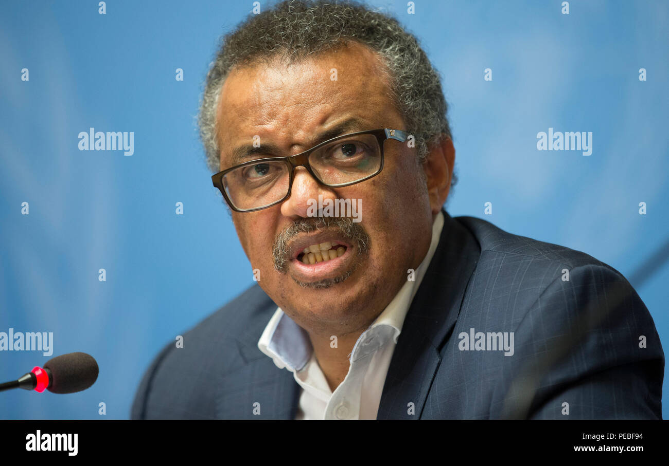 Ginebra, Suiza. 14 Aug, 2018. Director general de la Organización Mundial de la Salud Tedros Adhanom Ghebreyesus asiste a una conferencia de prensa en Ginebra, Suiza, del 14 de agosto de 2018. Tedros Adhanom Ghebreyesus, dijo el martes que él es incluso más preocupados por el reciente brote de Ébola en la República Democrática del Congo (RD Congo) después de su reciente visita al país, principalmente a causa del intenso desafío de seguridad en las zonas afectadas por el virus. Crédito: Xu Jinquan/Xinhua/Alamy Live News Foto de stock