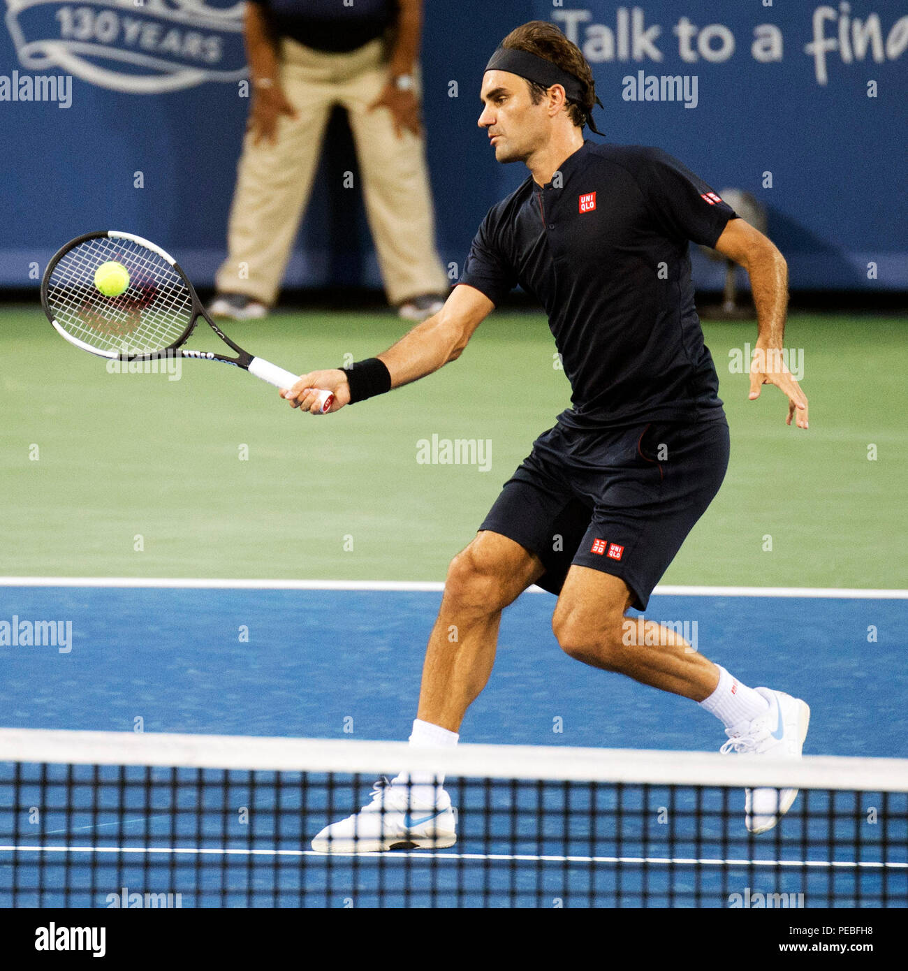 Mason, Ohio, Estados Unidos. Agosto 14, 2018: Roger Federer (SUI) golpea la pelota a Pedro Gojowczyk (GER) en el Sur Occidental abierto en Mason, Ohio, Estados Unidos. Brent Clark/Alamy Live News Foto de stock