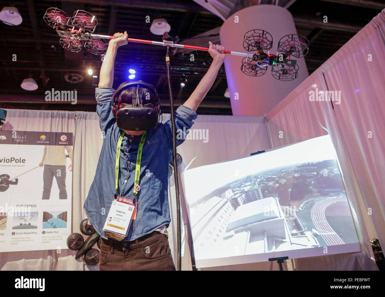 Vancouver, Canadá. 14 Aug, 2018. Un expositor muestra un controlador polo volador impulsado por zumbido de realidad virtual (VR) gaming durante la 45a conferencia anual de la ACM SIGGRAPH en Vancouver, Canadá, del 14 de agosto de 2018. Unos 160 expositores de 18 países y regiones participaron en la conferencia anual de la ACM SIGGRAPH expone las últimas innovaciones en gráficos por ordenador y técnicas interactivas. Crédito: Liang Sen/Xinhua/Alamy Live News Foto de stock