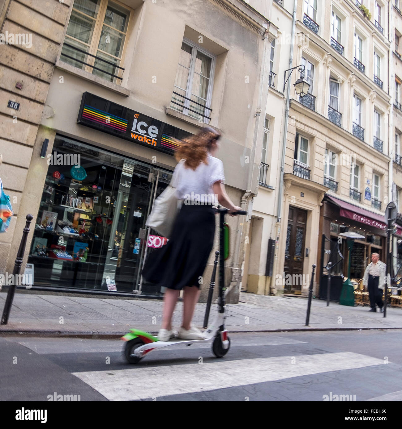 Chica en el scooter eléctrico en París, Francia Fotografía de stock - Alamy
