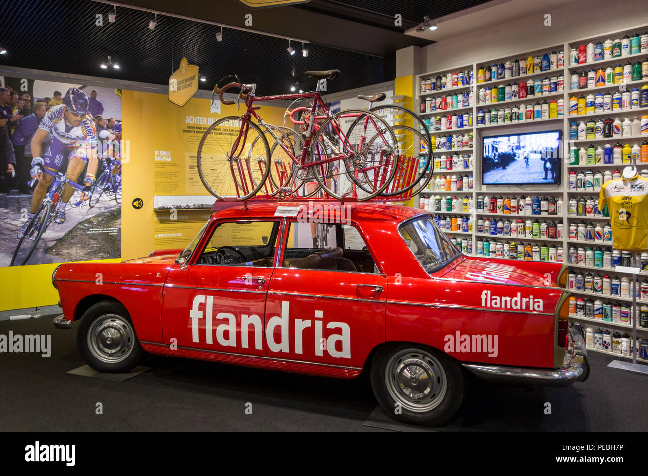 En el coche del equipo Flandria Centrum Ronde van Vlaanderen / Tour de Flandes Center, museo dedicado a Flandes, carreras de bicicletas de carretera, Oudenaarde, Bélgica Foto de stock