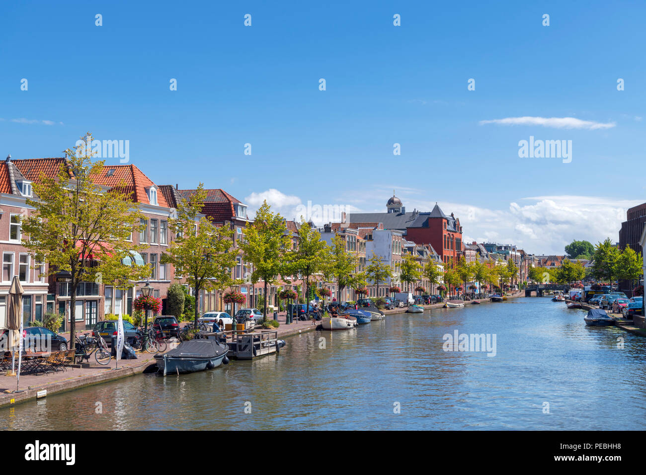 El Oude Rijn (Viejo Rin) río en Leiden, Zuid-Holland (sur de Holanda), Países Bajos Foto de stock