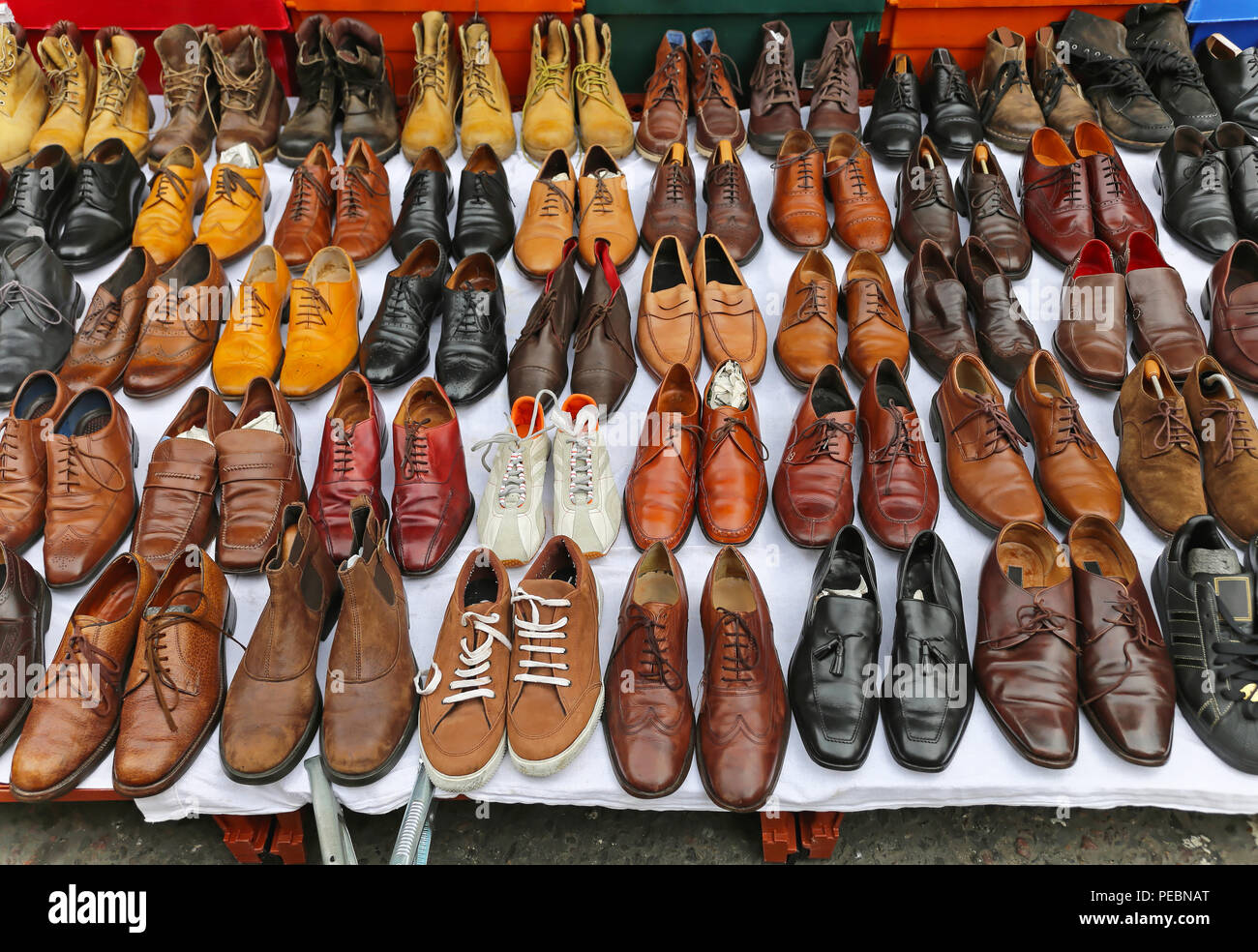 Gran selección de zapatos de segunda mano en el mercadillo de la calle  Fotografía de stock - Alamy