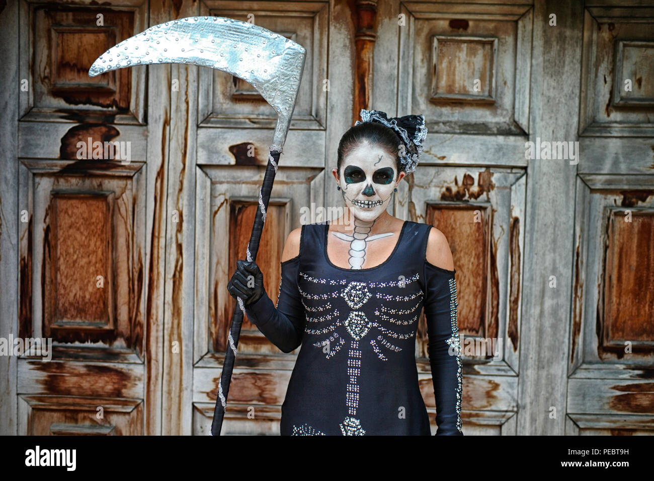 Mujer colombiana que representa la muerte. El personaje fue incorporado por Enrique Buenaventura en su obra de teatro experimental La Mojiganga y ahora un mus Foto de stock