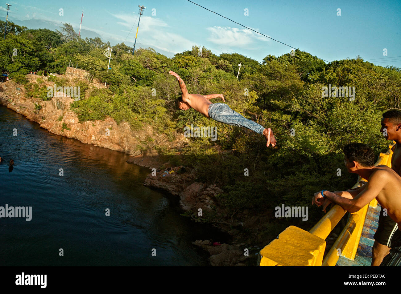 El río Guatapurí, fluye desde el lado oriental de la Sierra Nevada de Santa Marta en el río Cesar en el norte de Colombia por la ciudad de Valledup Foto de stock