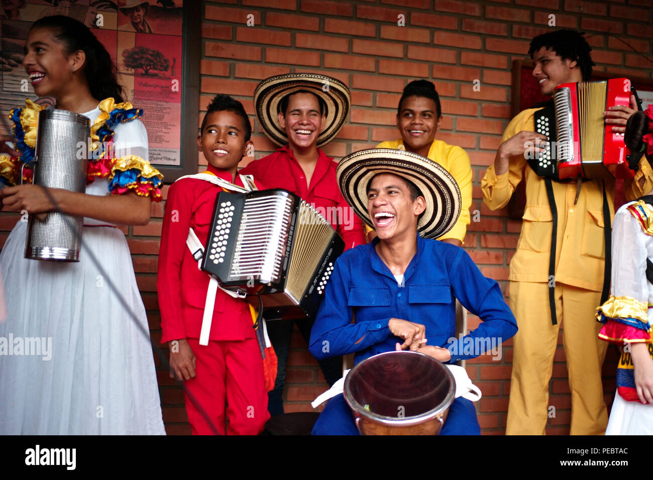 Andrés "Turco" Gil por la academia de acordeón entrena a los niños pequeños en la música de vallenato, muchos de ellos son refugiados de la violencia o que viven en la pobreza Foto de stock