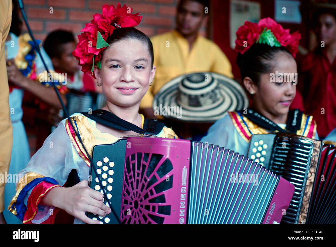 Andrés "Turco" Gil por la academia de acordeón entrena a los niños pequeños en la música de vallenato, muchos de ellos son refugiados de la violencia o que viven en la pobreza Foto de stock