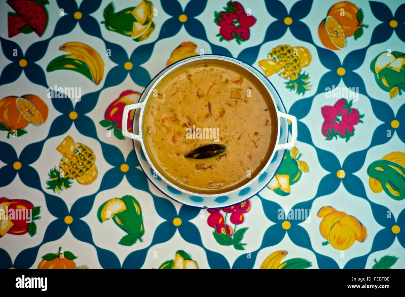 Estilo colombiano el marisco cocido, conocida localmente como la cazuela de mariscos. Cucayo restaurante es conocido por sus platos típicos del caribe costeño y diversión tropical y Foto de stock