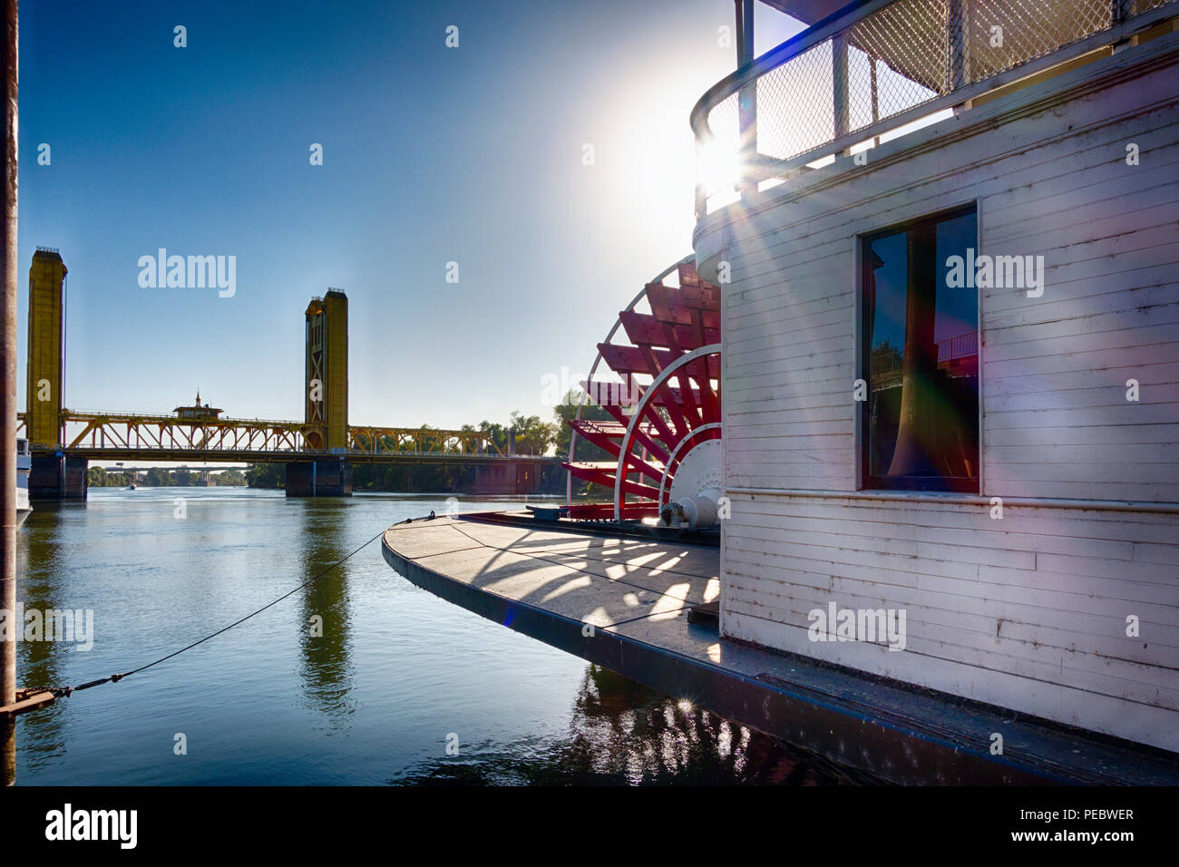 Old Sacramento con el Delta King Steamboat y la Torre puente levadizo, California Foto de stock