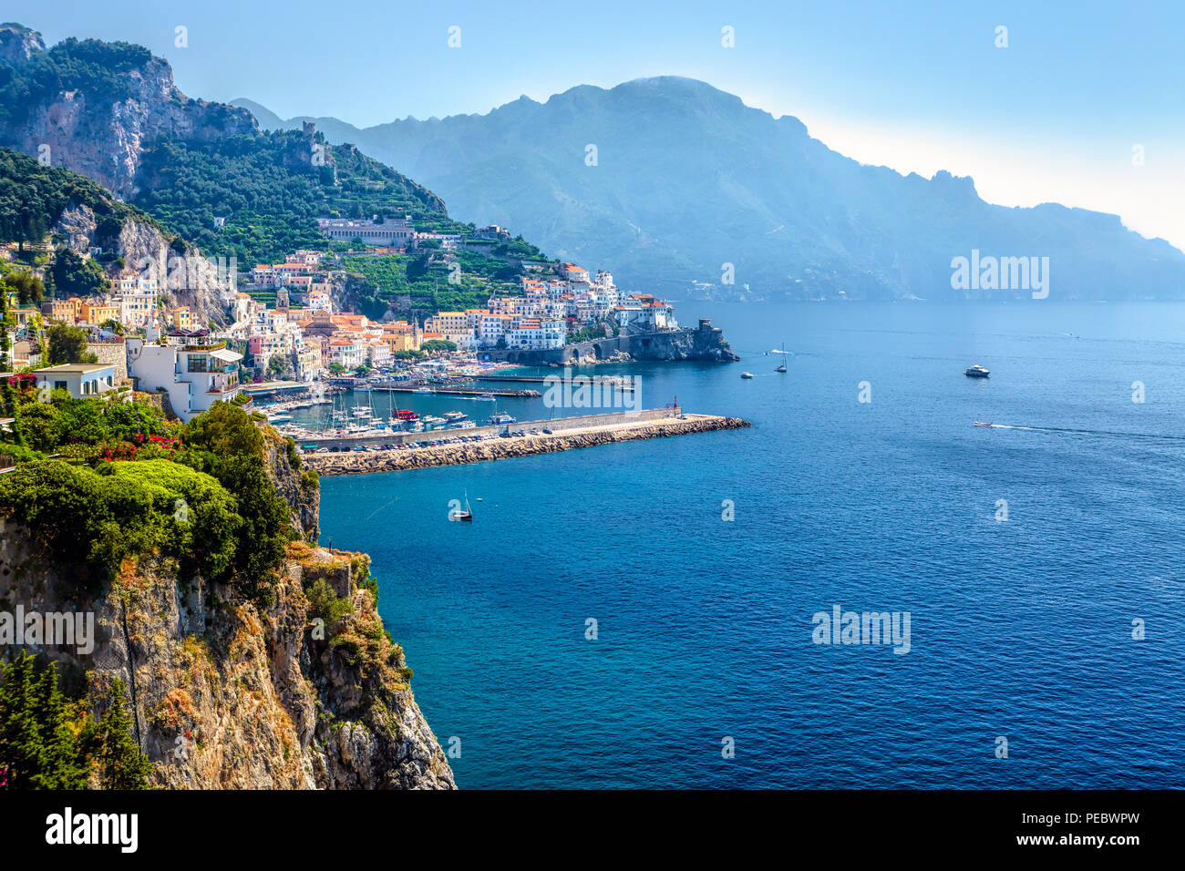 Un alto ángulo de visualización de Amalfi, Costa de Amalfi, Campania, Italia Foto de stock