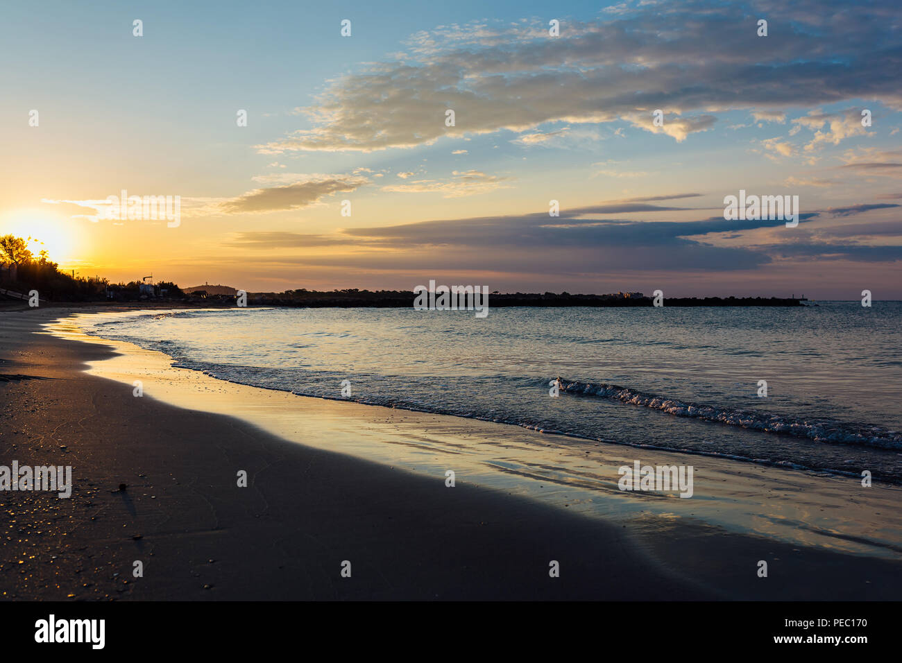 Amanecer en una playa en el mar Mediterráneo, al sur de Francia. Foto de stock