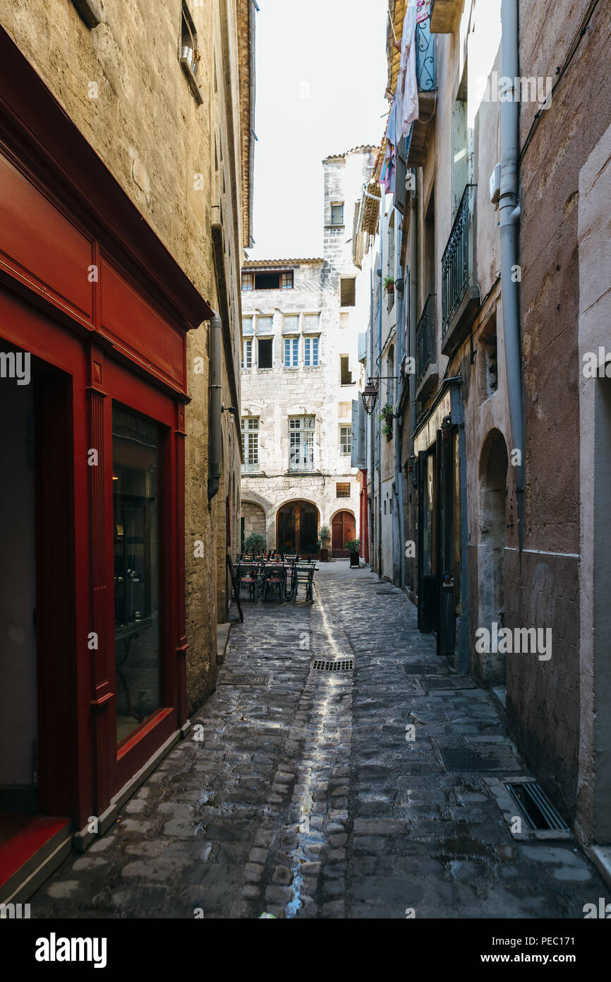 Las calles estrechas de la ciudad antigua de Pezenas, Francia. Foto de stock