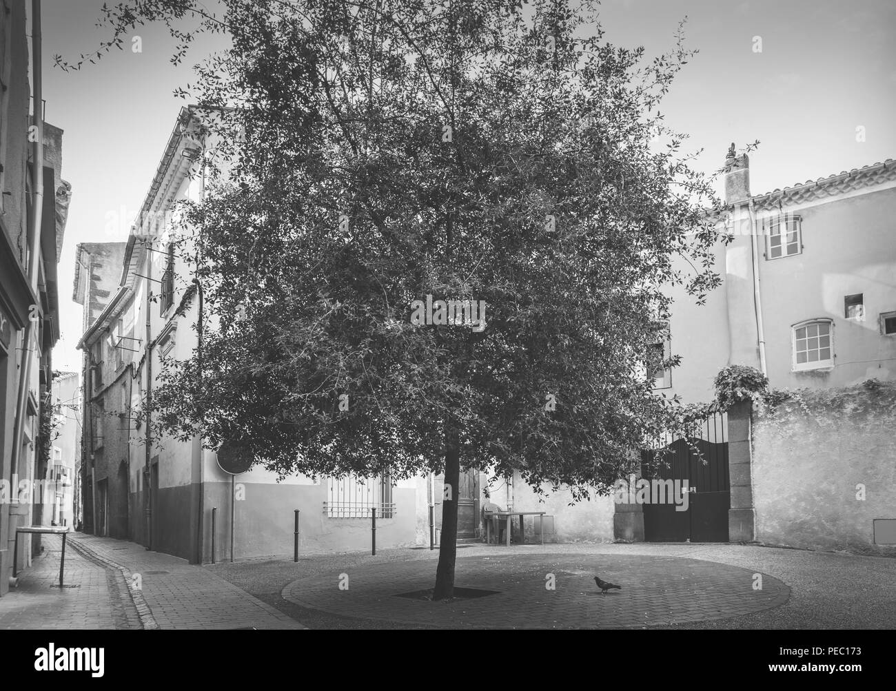 Pequeño cuadrado en la antigua ciudad de Agde, en el sur de Francia. Foto de stock