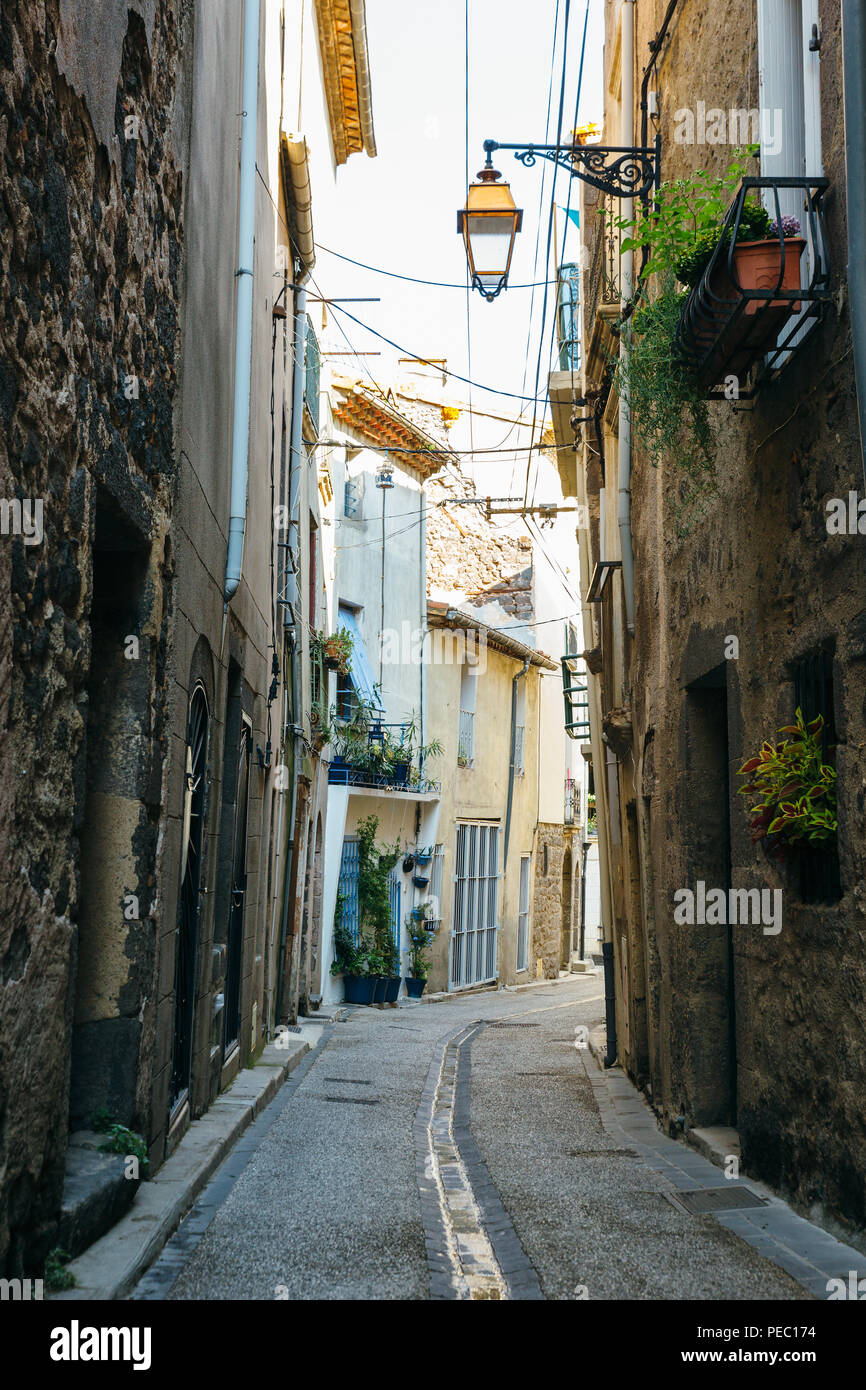 Las calles estrechas de la ciudad antigua de Agde, en el sur de Francia. Foto de stock