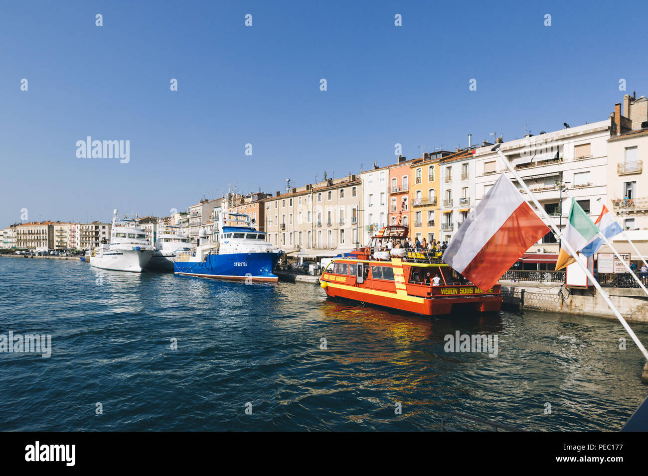 Los barcos en el puerto de la ciudad de Sete, en el sur de Francia. Foto de stock