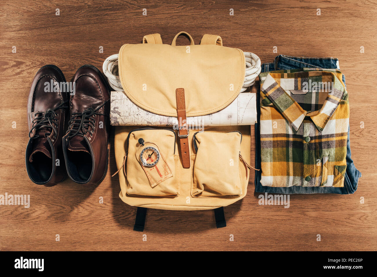 Vista superior de la mochila con brújula, mapa y ropa de mesa de madera  Fotografía de stock - Alamy