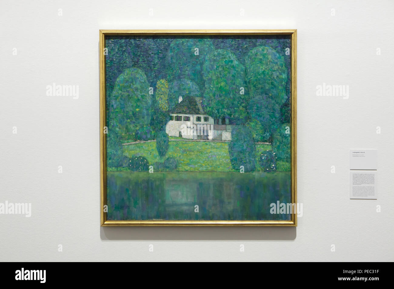 Pintura 'Litzlbergkeller en el lago Attersee' del pintor simbolista austriaco Gustav Klimt (1915) en exposición en el Museo Leopold de Viena, Austria. La exposición que marca el centenario de la muerte de Gustav Klimt se extiende hasta el 4 de noviembre de 2018. Foto de stock
