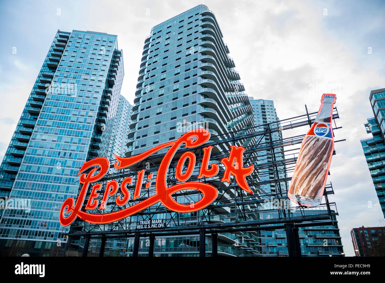 Pepsi cola neon sign long island city queens new york fotografías e imágenes de alta resolución