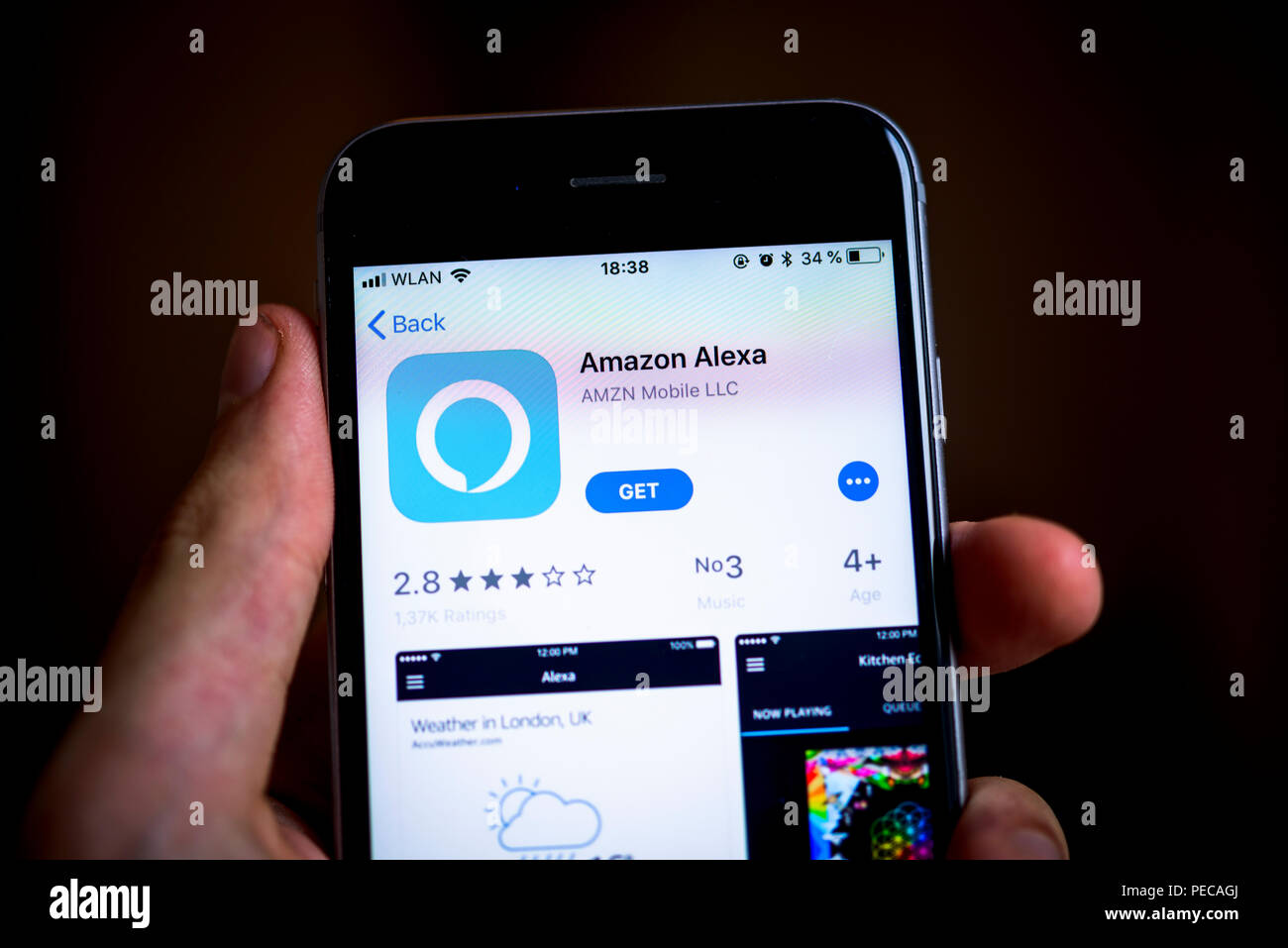 Mano sujetando el iPhone con Alexa Amazon App en la App Store de Apple, el  Asistente Virtual, la Inteligencia Artificial, app icono, mostrar  Fotografía de stock - Alamy