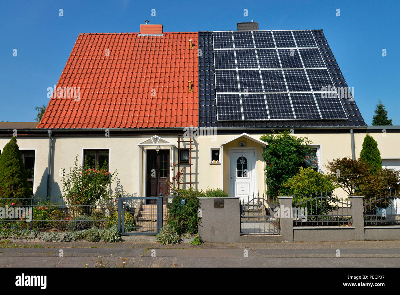 Wohnhaus Solardach, Marzahn-Hellersdorf, Berlín, Alemania Foto de stock