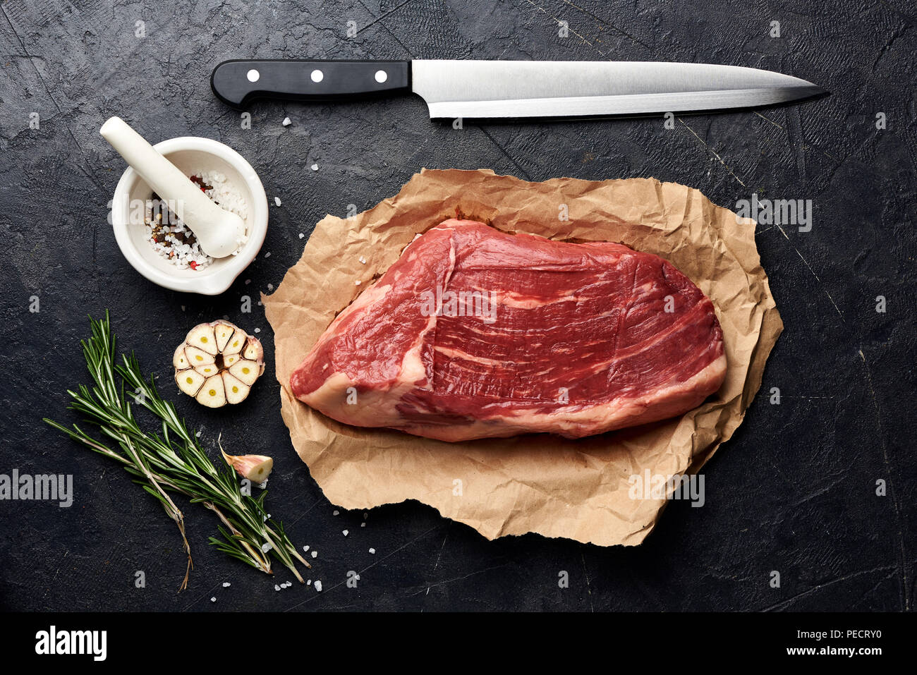 Carne fresca cruda.Chuletón.Filetes de carne fondo negro pizarra Stock  Photo