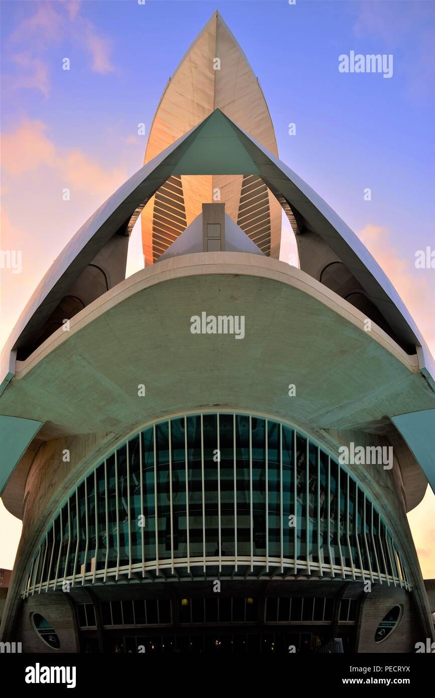 Valencia centro del arte y de la ciencia, por el arquitecto Santiago Calatrava, es una obra maestra del arte y de la arquitectura moderna, la atracción turística más popular Foto de stock