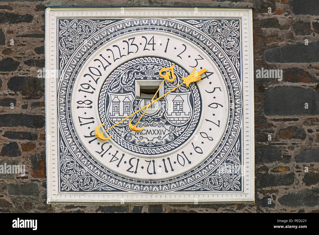Antiguo reloj en una torre del castillo medieval. Foto de stock