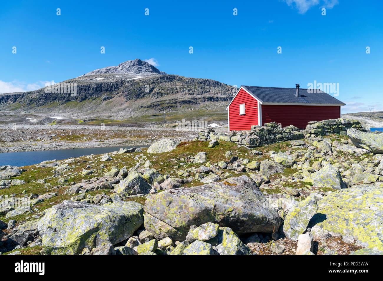 Cabaña remota por el lado de la alta altitud Fylkesvei Aurlandsfjellet road (243) entre Aurland y Laerdalsøyri, Sogn og Fjordane, Noruega Foto de stock
