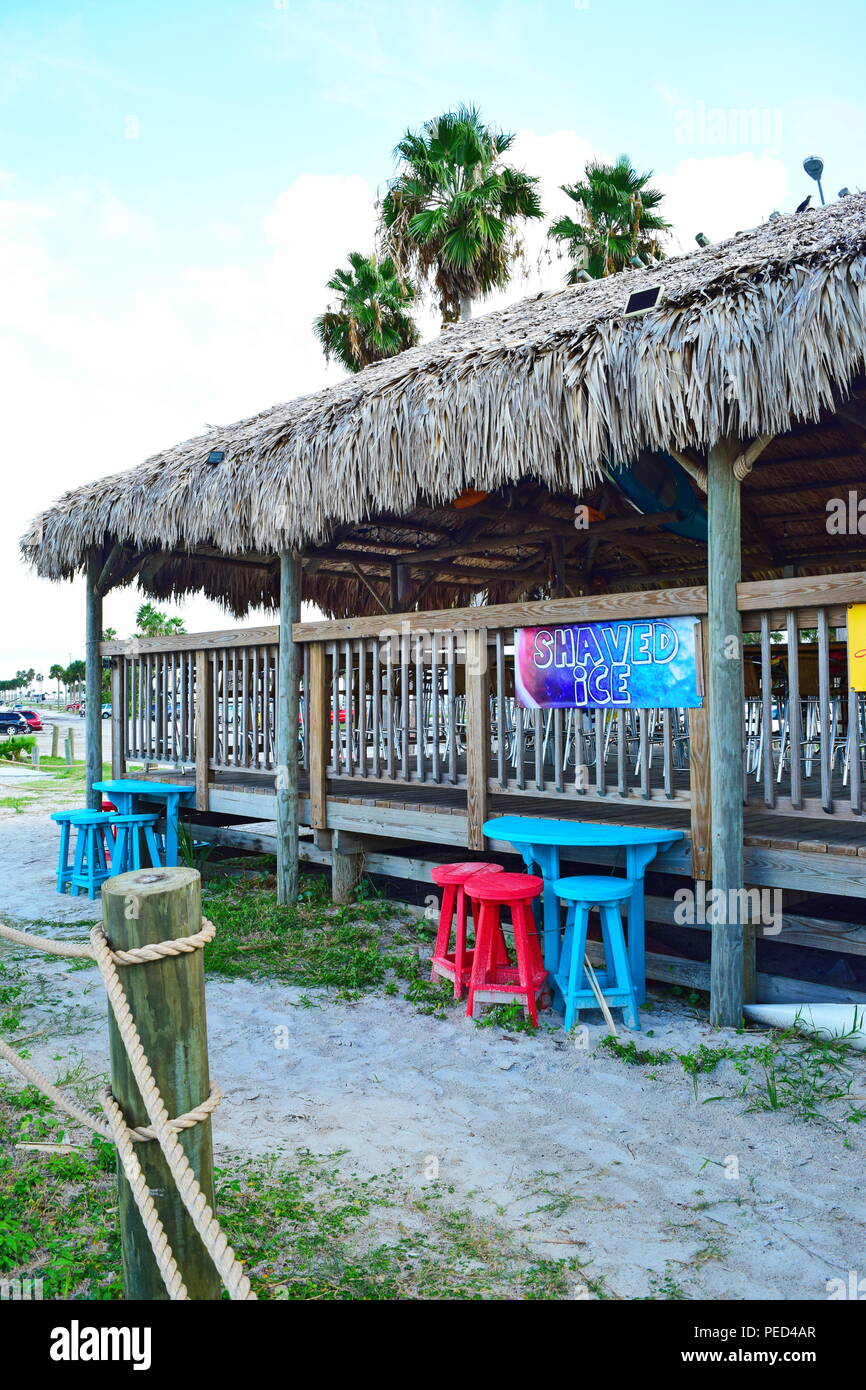 El Tiki bar y restaurante en la playa causeway a Honeymoon Island State