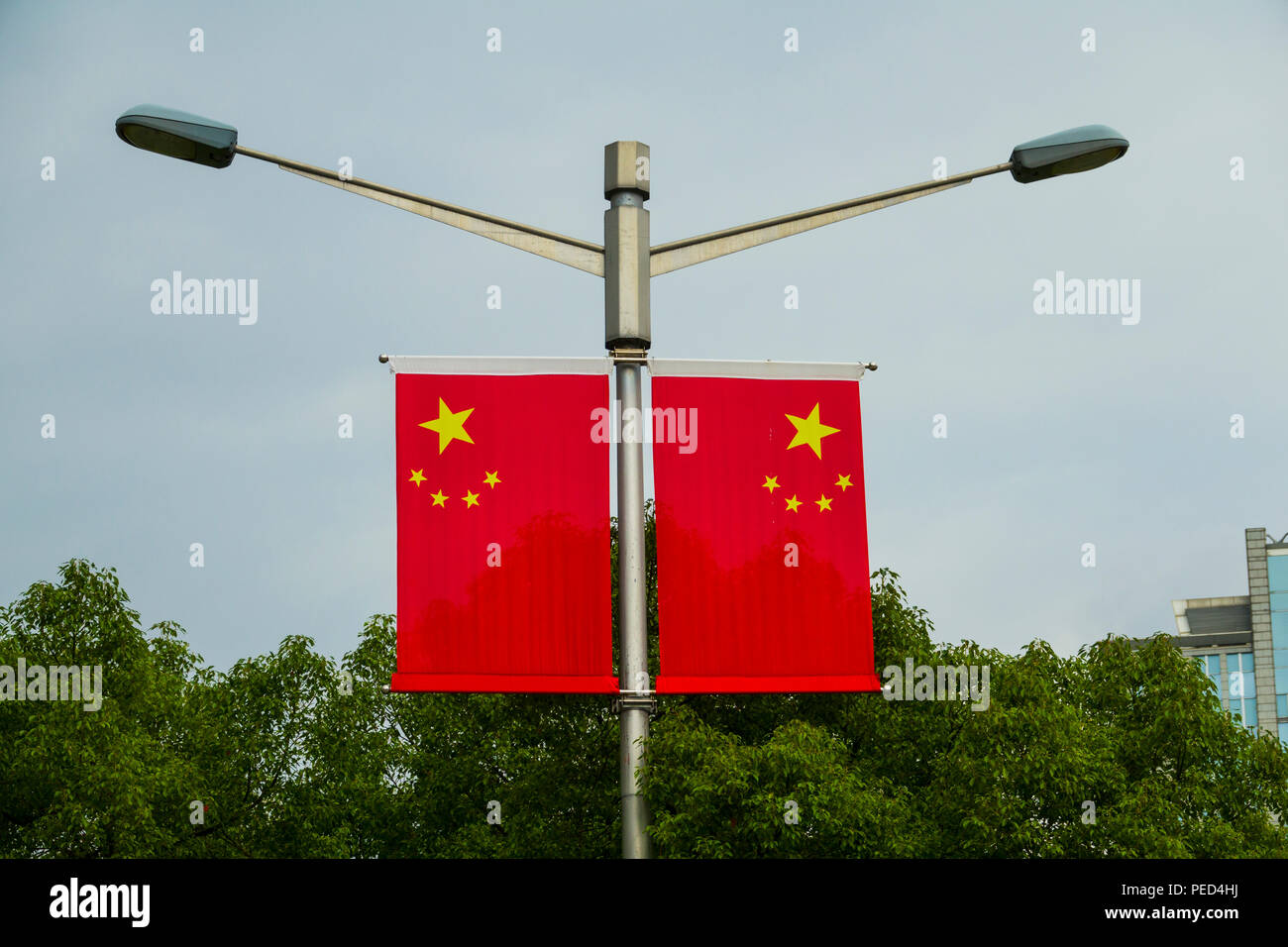 La bandera de la República Popular de China en Shanghai, Partido Comunista Foto de stock