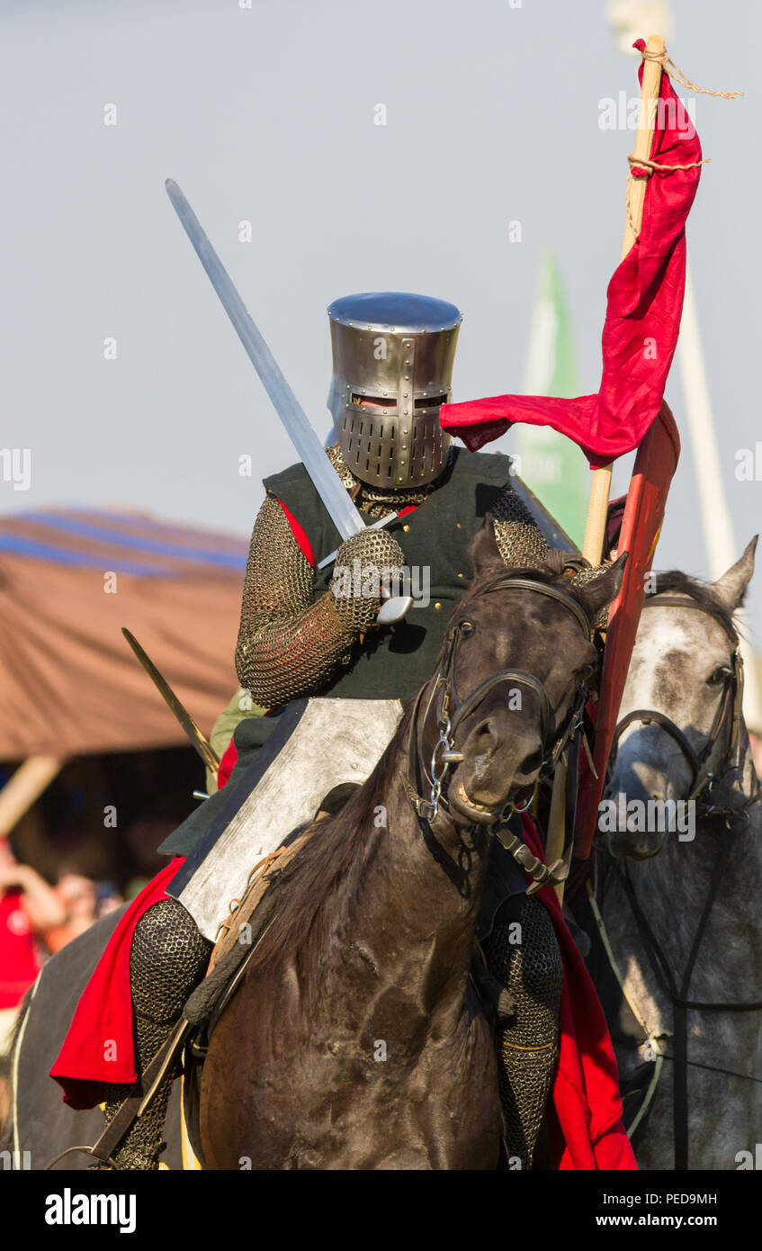 Bulgar, Federación de Rusia - Agosto 2018 - El hombre de la armadura de  caballero sentado en un caballo Fotografía de stock - Alamy
