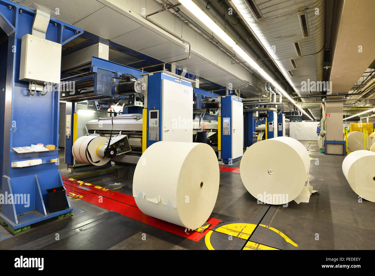 Máquinas de impresión offset moderna en un gran taller de impresión para producción de periódicos y revistas Foto de stock