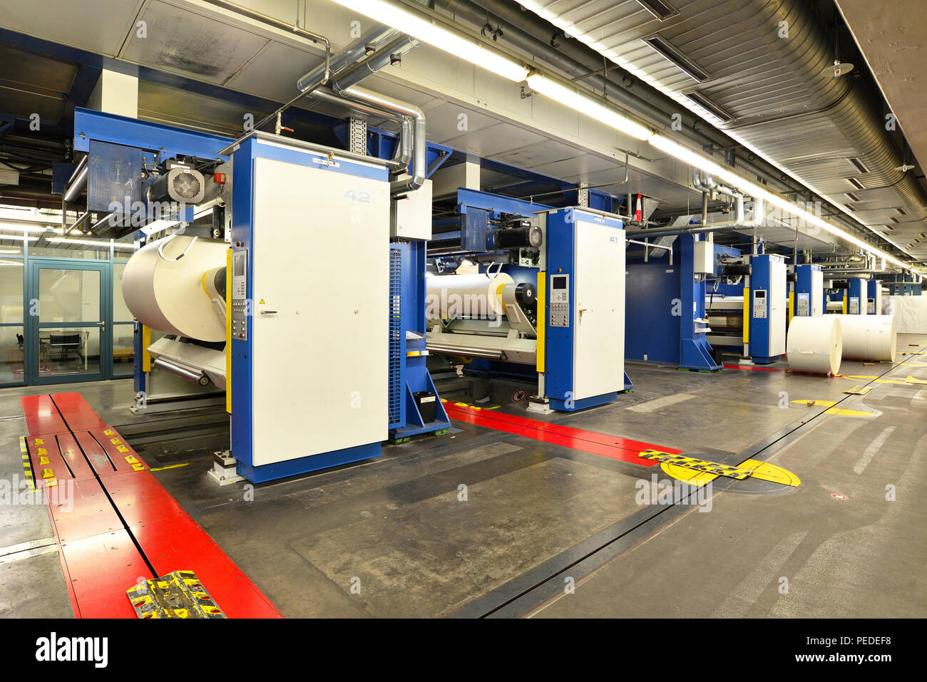 Máquinas de impresión offset moderna en un gran taller de impresión para producción de periódicos y revistas Foto de stock