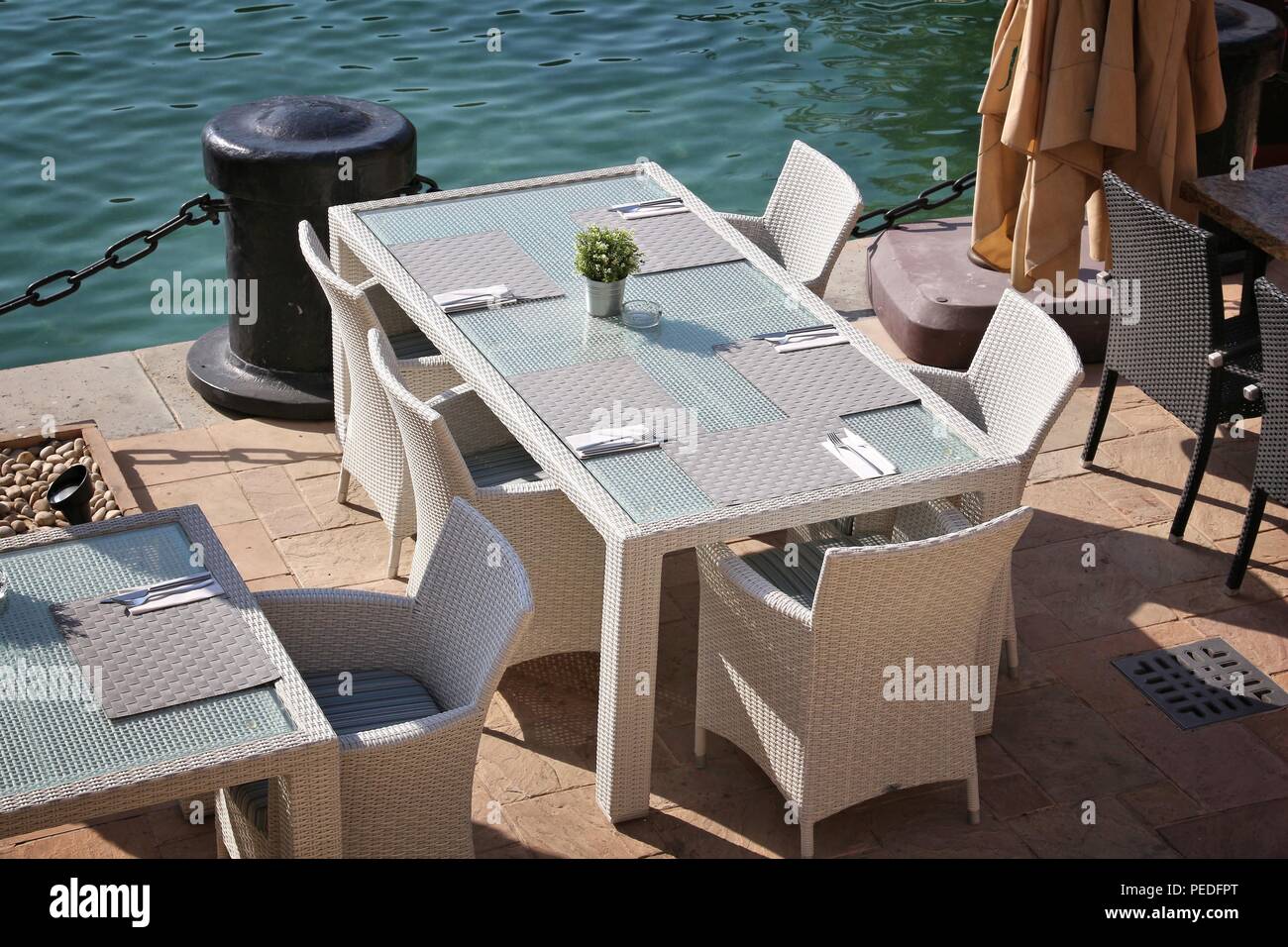 Generic moderno restaurante mesas al aire libre en Dubai. Muebles de rattan  sintético Fotografía de stock - Alamy