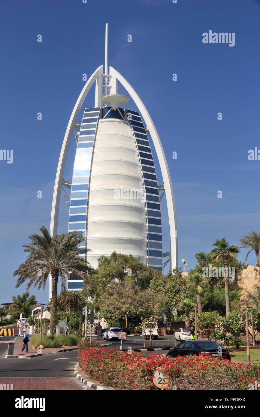 DUBAI, EMIRATOS ÁRABES UNIDOS - Noviembre 23, 2017: el Burj Al Arab  rascacielos en Dubai. El moderno hotel en forma de vela es administrado por  grupo de Jumeirah Fotografía de stock - Alamy