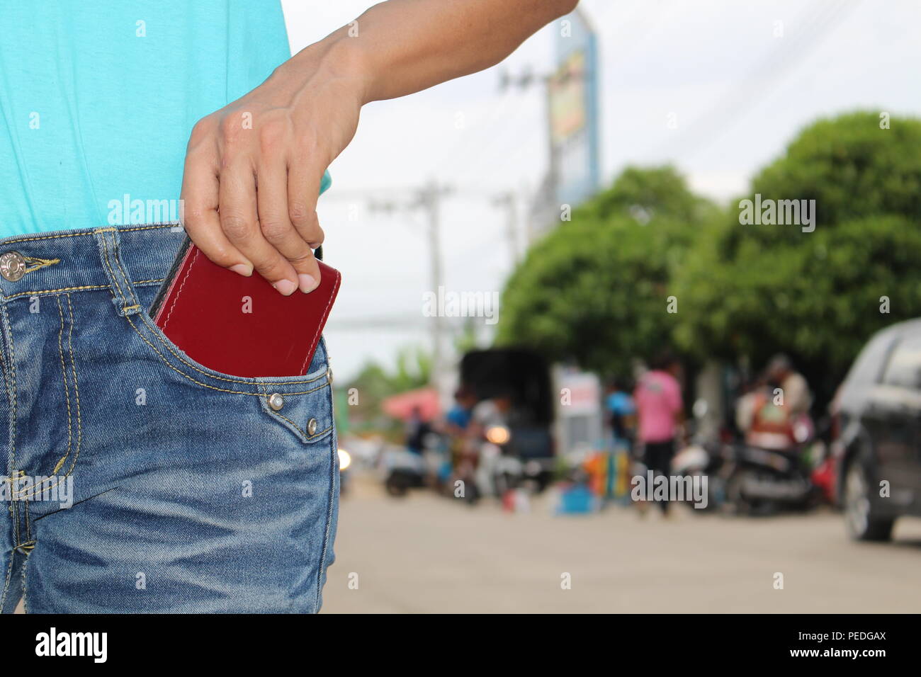 Hombre cosechando wallet de vaqueros de bolsillo Foto de stock