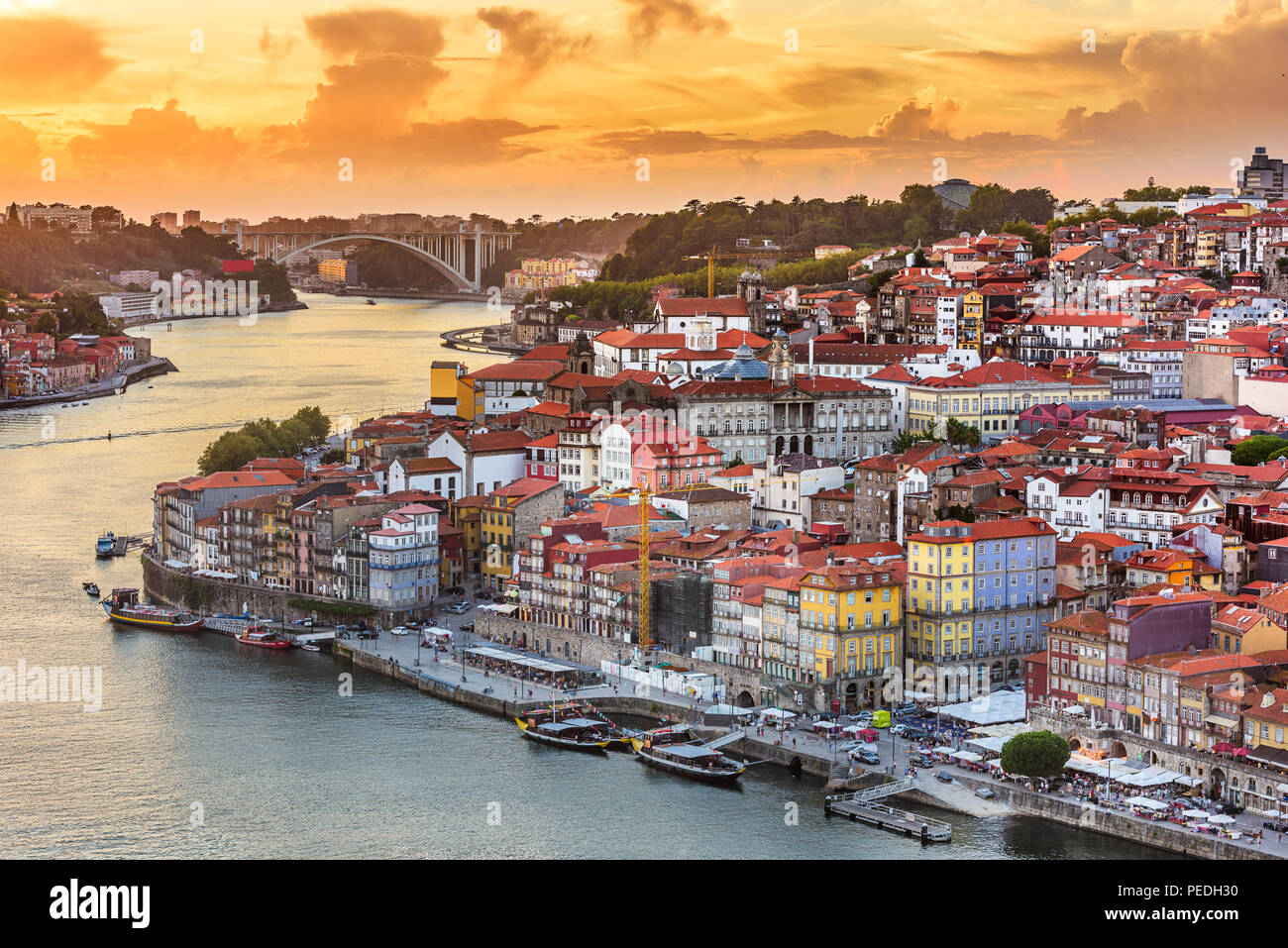 Oporto, Portugal, ciudad vieja skyline desde el otro lado del río Duero. Foto de stock