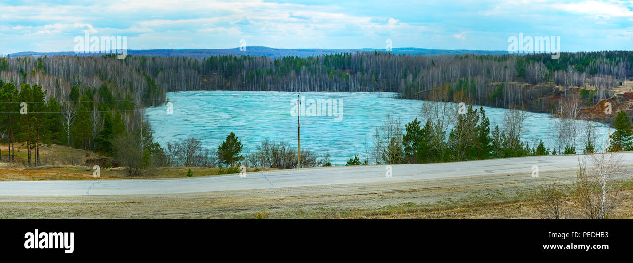 El lago en el sitio de la antigua cantera para la extracción de los materiales refractarios, cerca del pueblo de la región de Kemerovo, Aprelka Foto de stock