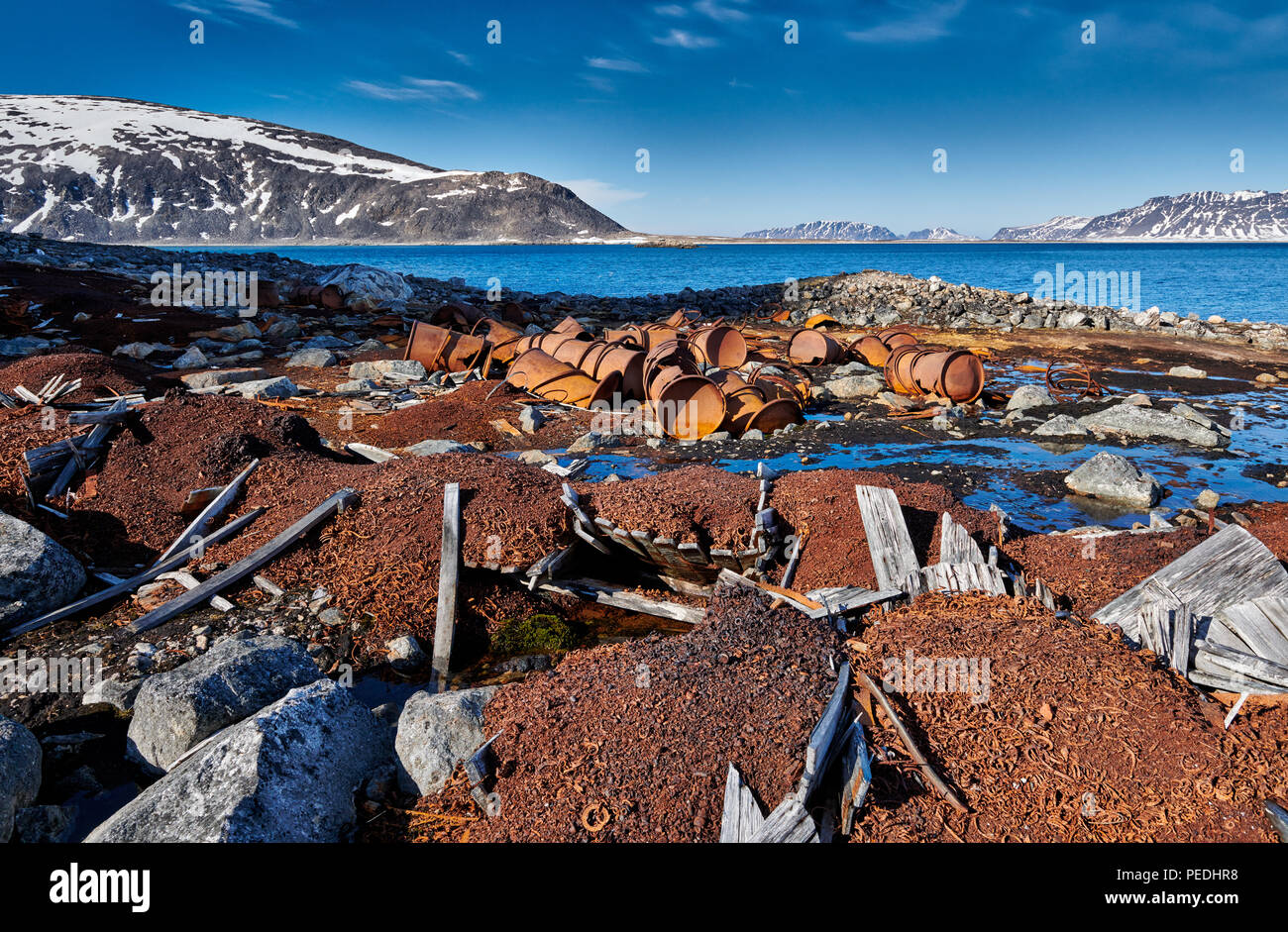 Rusty permanece en un sitio histórico de Virgohamna, Svalbard o Spitsbergen, Europa Foto de stock