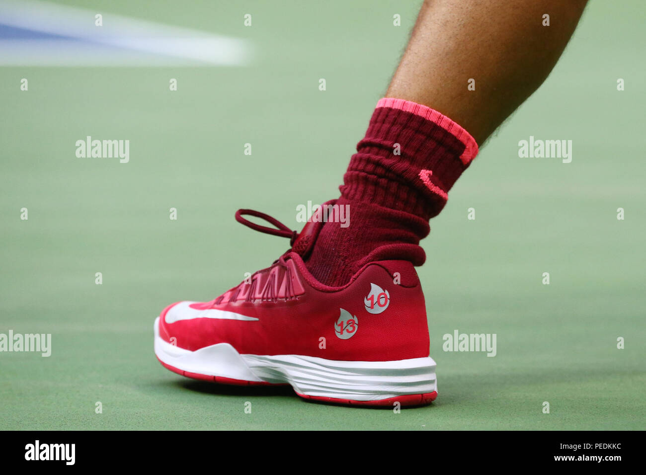 Grand Slam Rafael Nadal campeón de España lleva zapatillas de Nike personalizadas durante el US Open 2017 partido final Fotografía de stock -