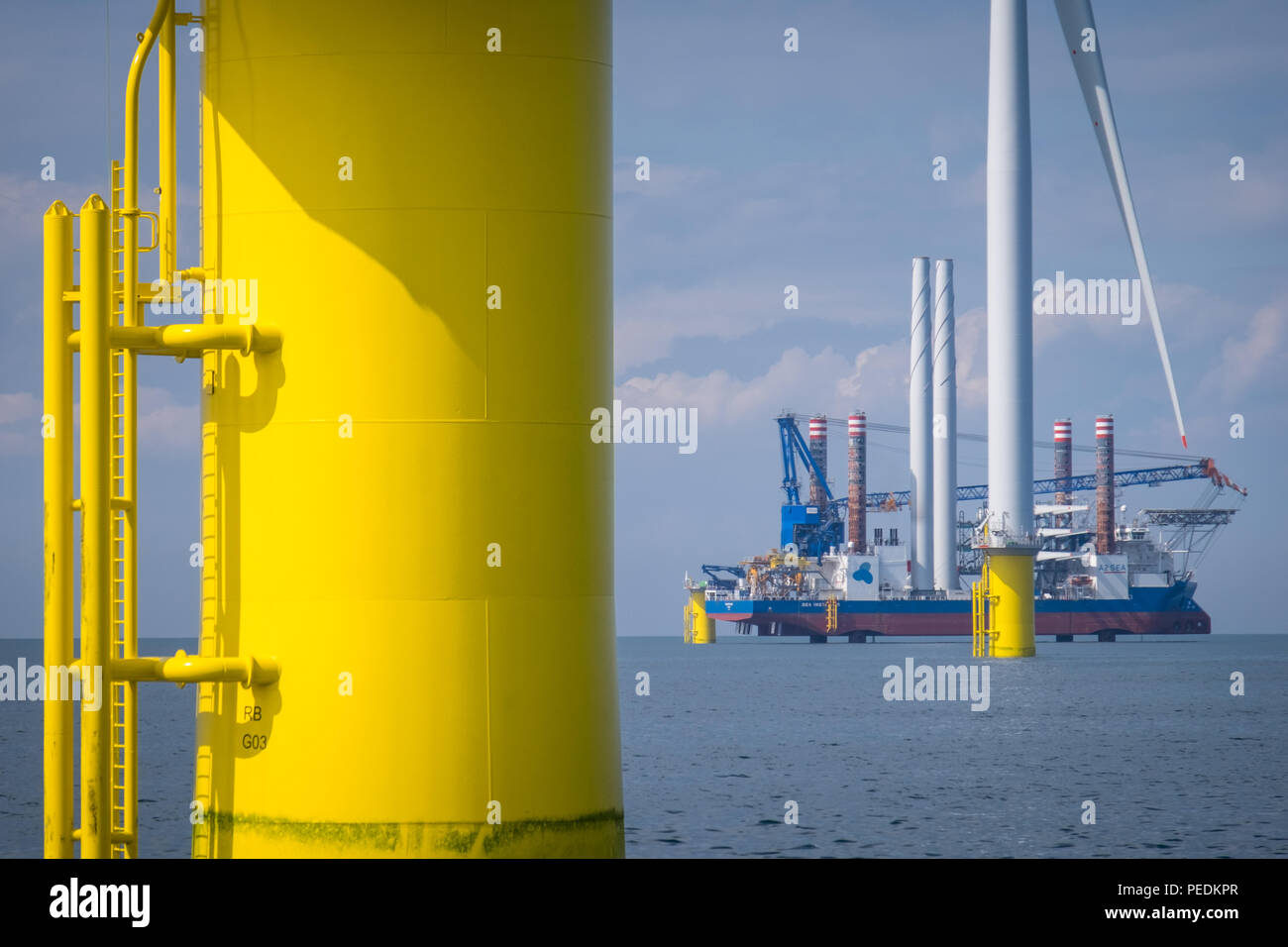 A2Mar jack-up instalación de turbina buque Mar, Instalador, sobre la carrera Bank parque eólico offshore en el Mar del Norte meridional, REINO UNIDO Foto de stock