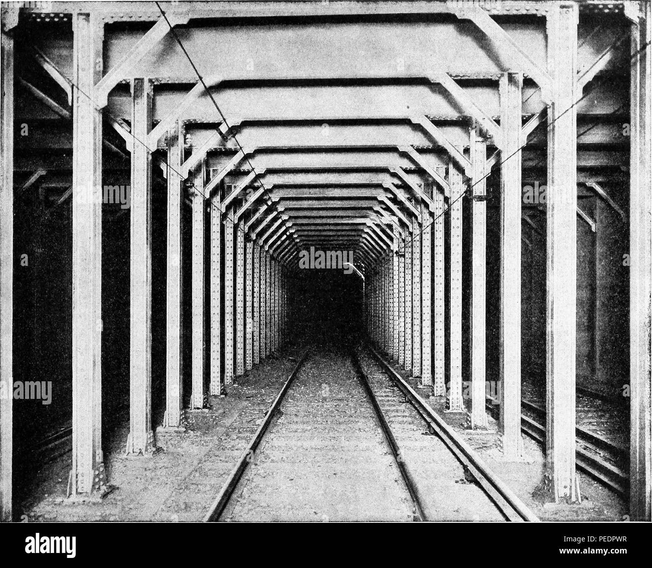 Fotografía en blanco y negro estándar de acero vigas y postes utilizados para la construcción de un túnel subterráneo de la ciudad de Nueva York a principios del siglo xx, 1884. Cortesía de Internet Archive. () Foto de stock