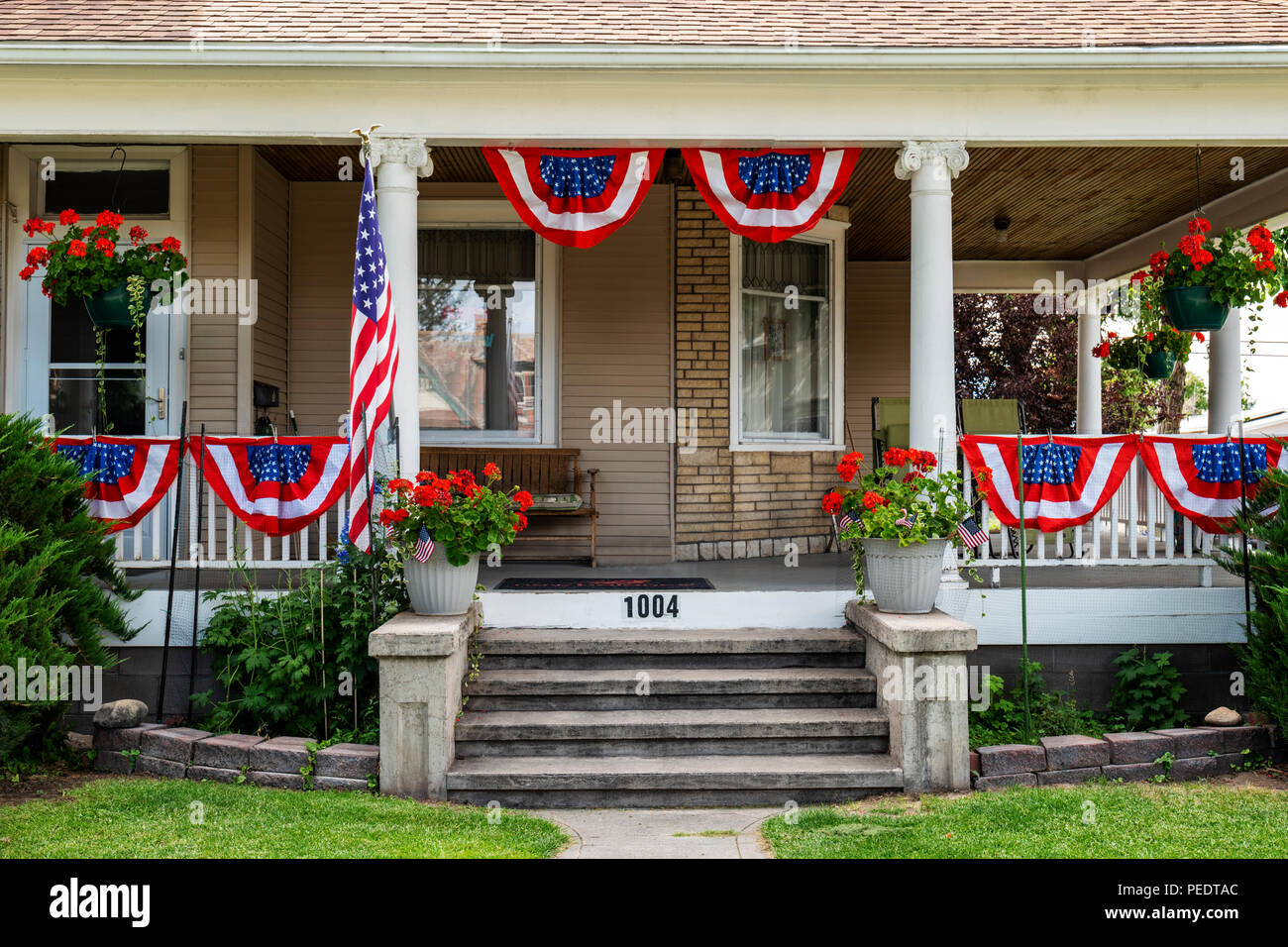 Porche valla decorado para el 4 de julio; Salida, Colorado, EE.UU. Foto de stock