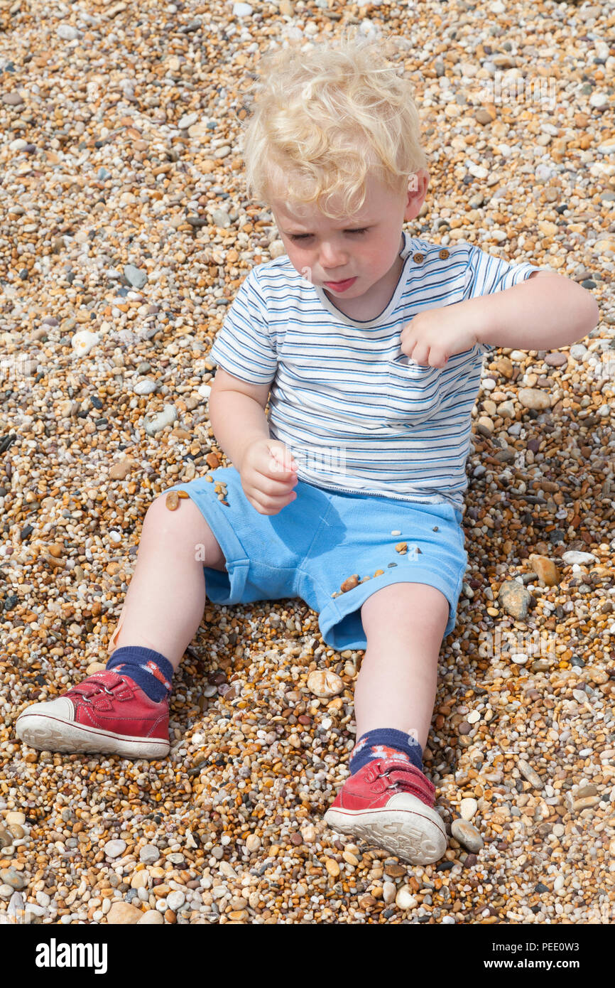 Dos años de edad en la playa, Devon, Inglaterra, Reino Unido. Foto de stock