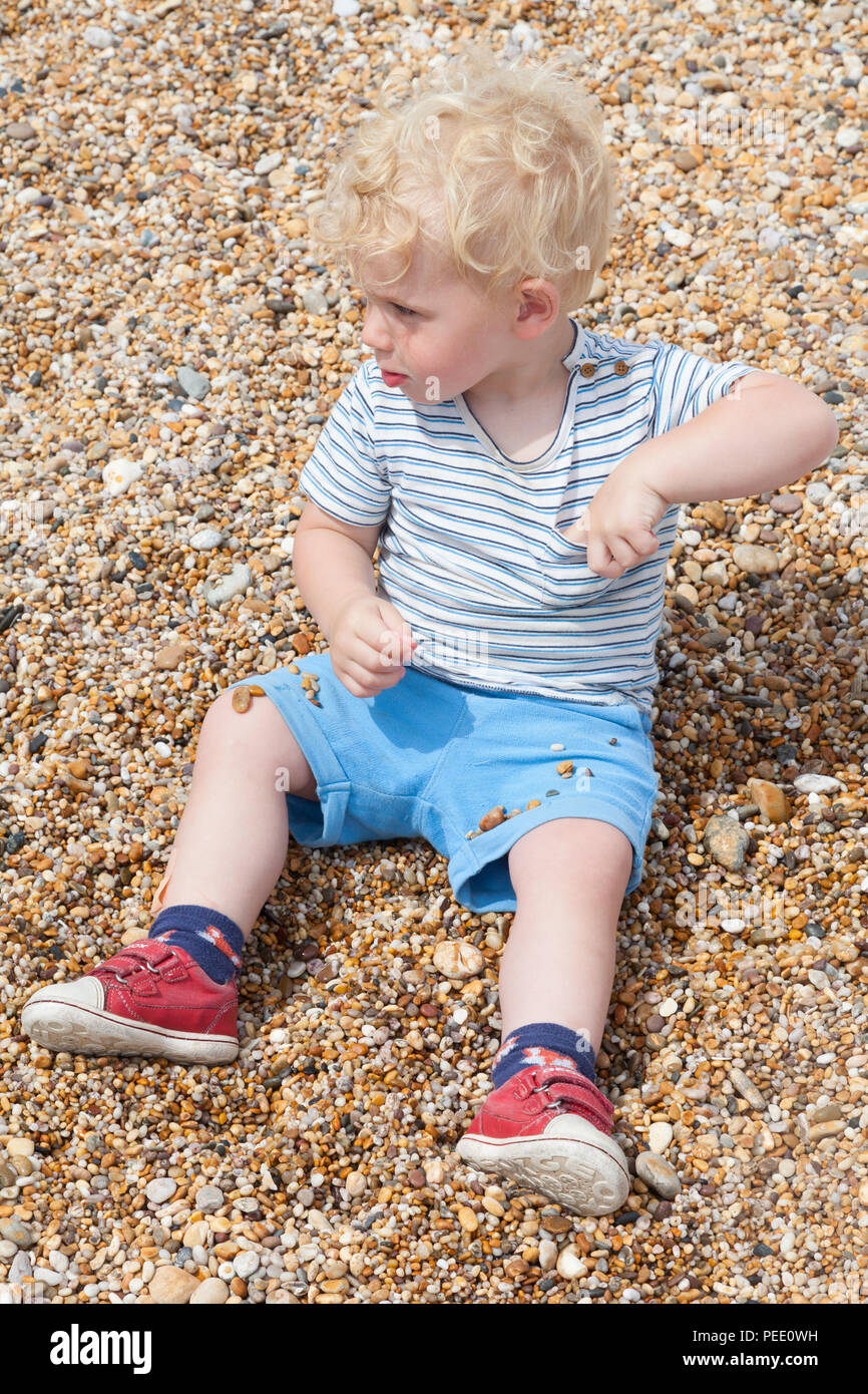 Dos años de edad en la playa, Devon, Inglaterra, Reino Unido. Foto de stock