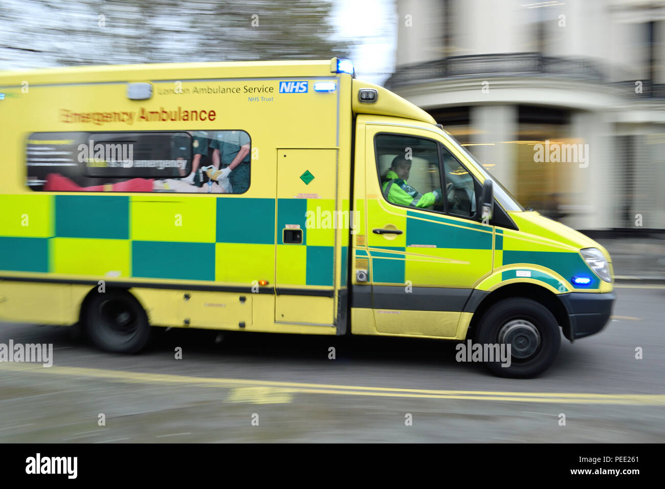 NHS Ambulancia de emergencia con fondo borroso en la calle de Londres. Foto de stock